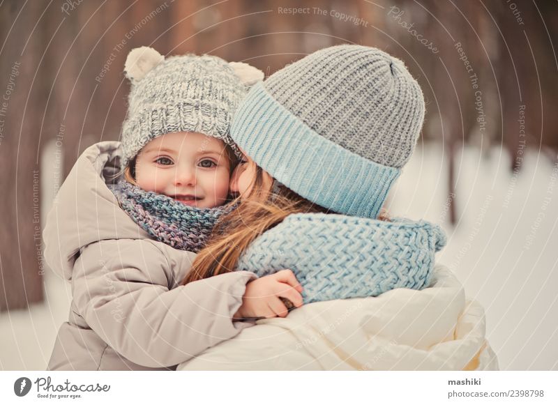 glückliche Familie auf Winterspaziergang Lifestyle Freude Spielen Ferien & Urlaub & Reisen Schnee Kind Kleinkind Eltern Erwachsene Mutter