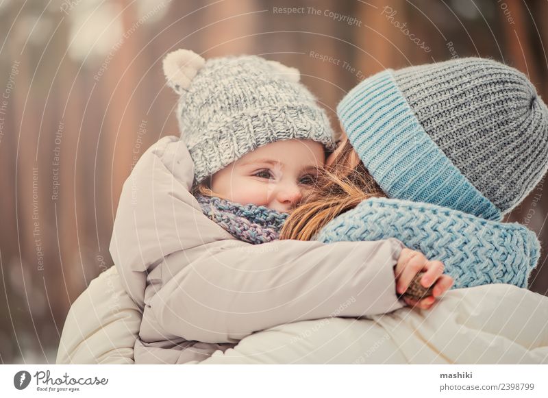 Mutter und Baby auf Winterspaziergang Lifestyle Freude Ferien & Urlaub & Reisen Schnee Kind Kleinkind Frau Erwachsene Eltern Familie & Verwandtschaft