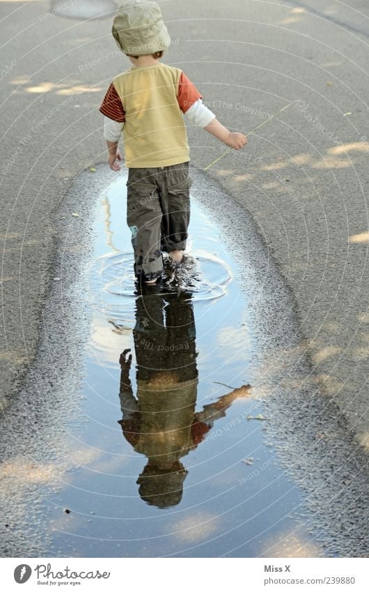 Lieblingsbeschäftigung Spielen Kinderspiel Mensch Kleinkind Kindheit 1 1-3 Jahre 3-8 Jahre Wasser Wetter schlechtes Wetter Regen Fußgänger Straße Wege & Pfade