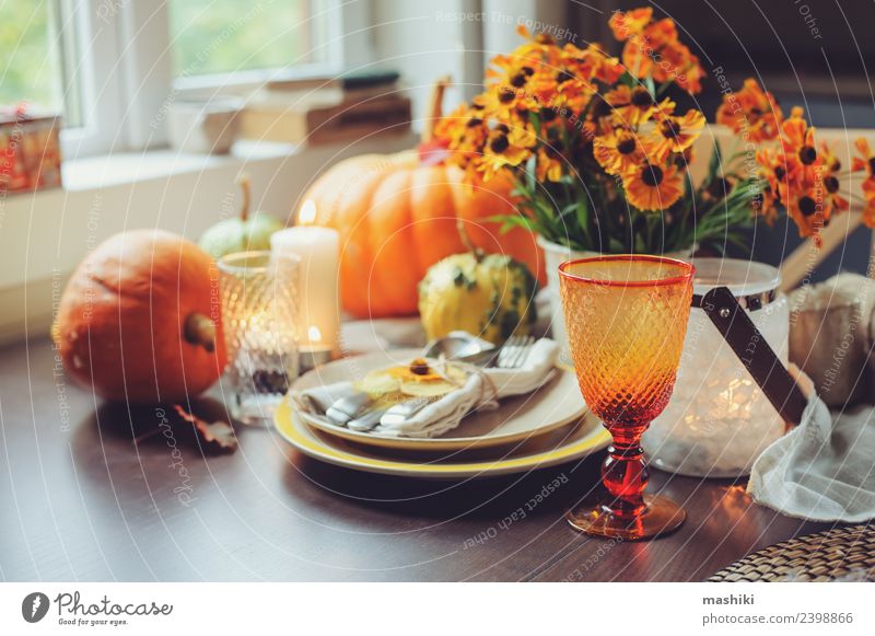 herbstliche traditionelle saisonale Tischkultur Gemüse Abendessen Teller Besteck Dekoration & Verzierung Feste & Feiern Erntedankfest Halloween Herbst Blume