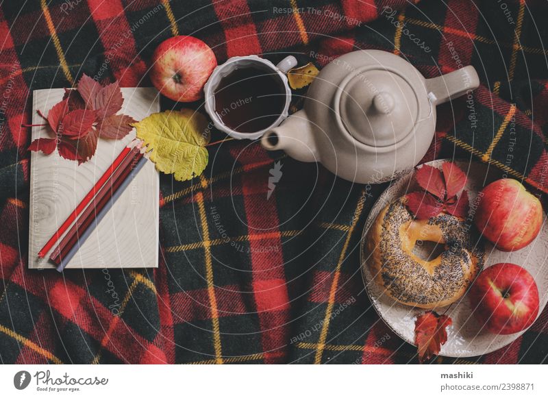 Draufsicht auf den gemütlichen Herbstmorgen Apfel Frühstück Getränk Tee Topf Lifestyle Erholung Dekoration & Verzierung Tisch Arbeit & Erwerbstätigkeit