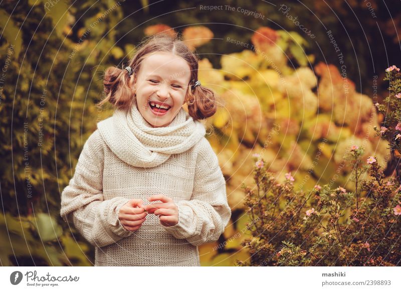 glückliches Kind Mädchen spielt im Herbstgarten Freude Glück Spielen stricken Ferien & Urlaub & Reisen Garten Arbeit & Erwerbstätigkeit Natur Wärme Blume Blatt