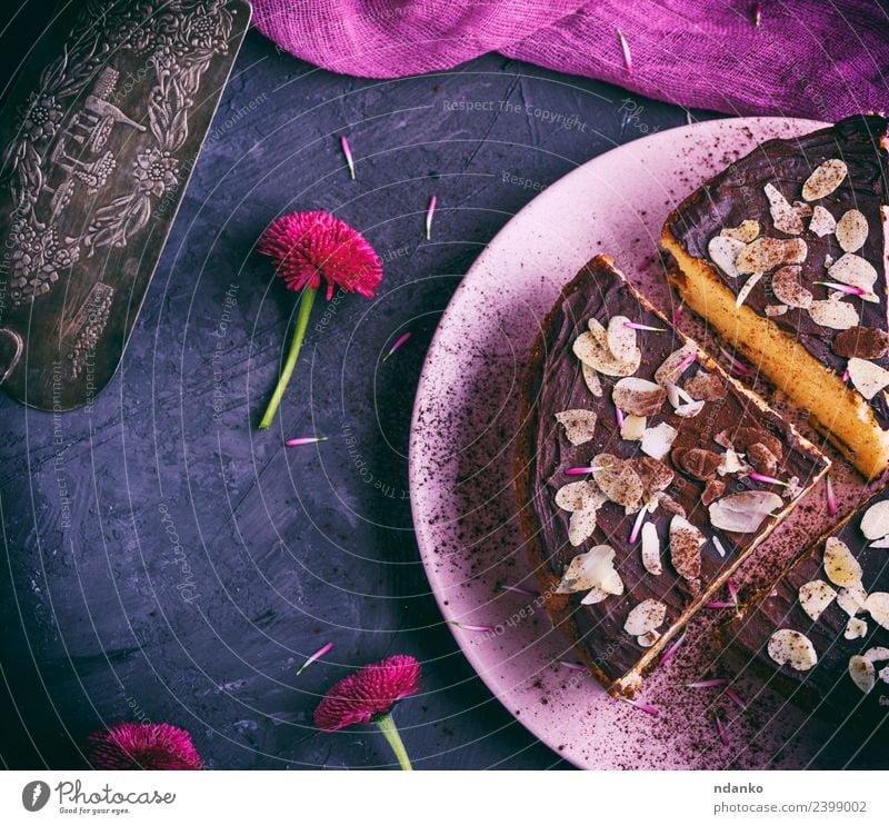 drei Stück Käsekuchen Dessert Süßwaren Teller Restaurant Blume Essen frisch lecker oben rosa schwarz weiß Kuchen Mandel Hintergrund backen Bäckerei Schokolade