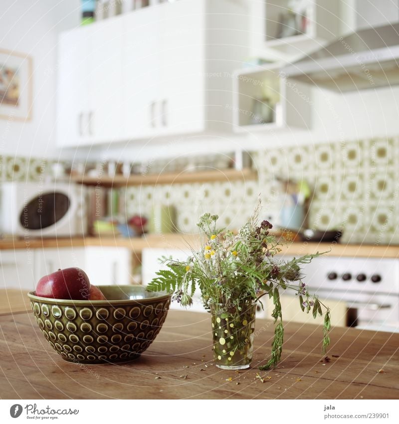 küche Frucht Apfel Schalen & Schüsseln Häusliches Leben Wohnung Dekoration & Verzierung Tisch Küche Vase Blumenstrauß Freundlichkeit hell braun grün weiß