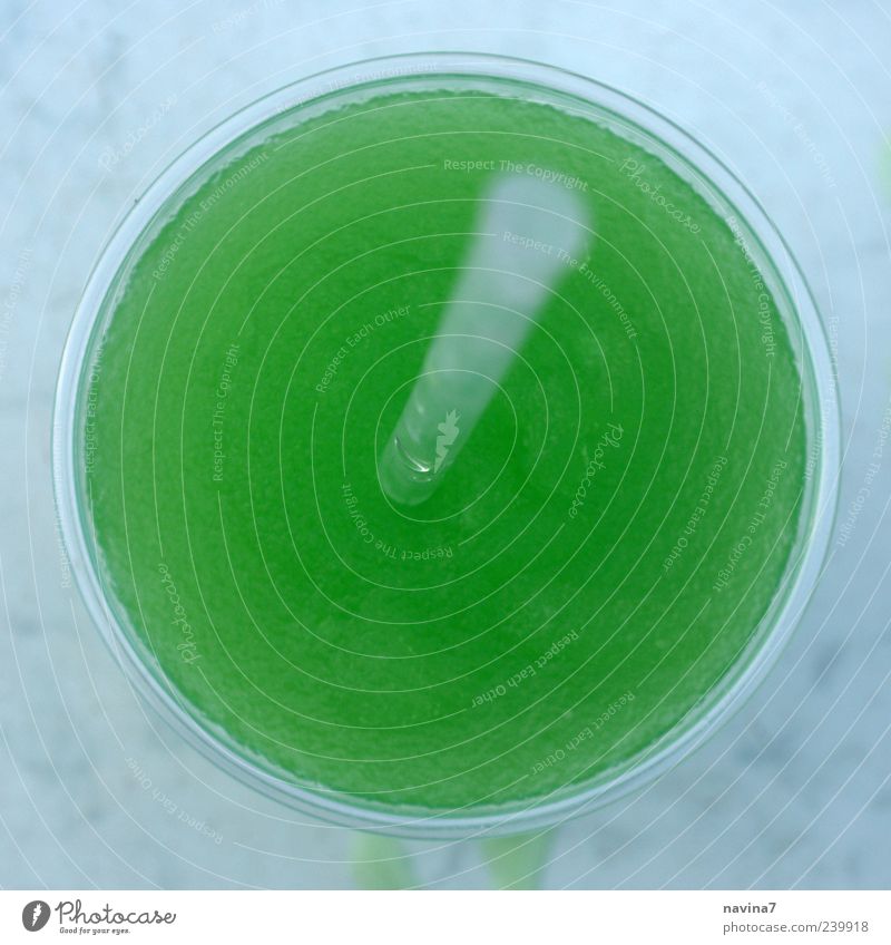 Eisgetränk 1 Lebensmittel Getränk Erfrischungsgetränk Limonade Becher verrückt süß grün Farbfoto Detailaufnahme Menschenleer Tag Kontrast Unschärfe