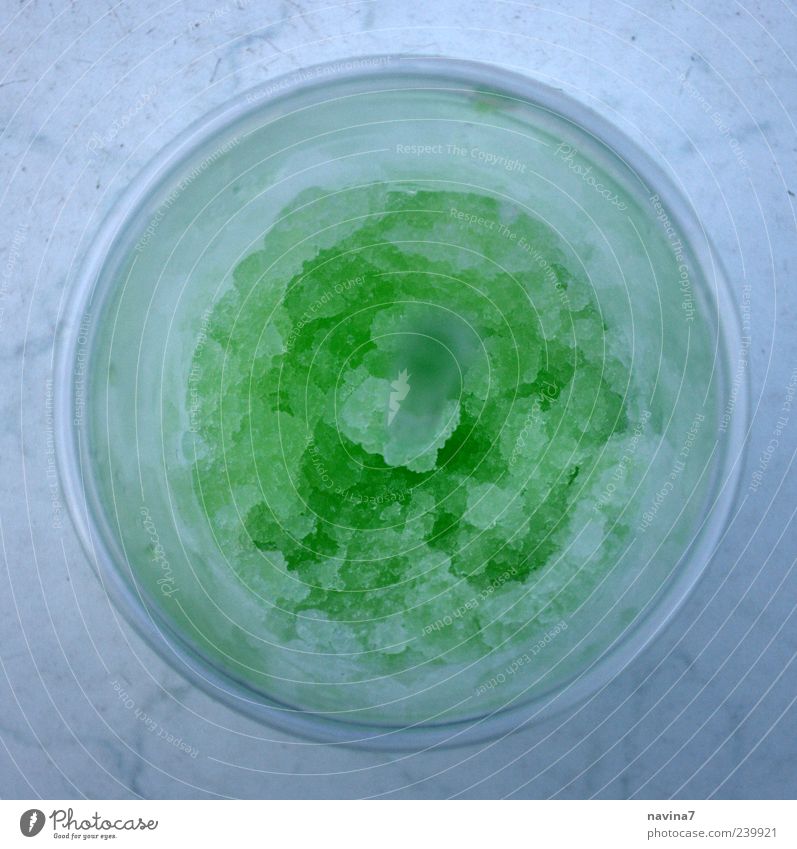 Eisgetränk 4 Lebensmittel Speiseeis Getränk Limonade Longdrink Cocktail Becher rund grün kalt Farbfoto Außenaufnahme Nahaufnahme Menschenleer Tag Unschärfe