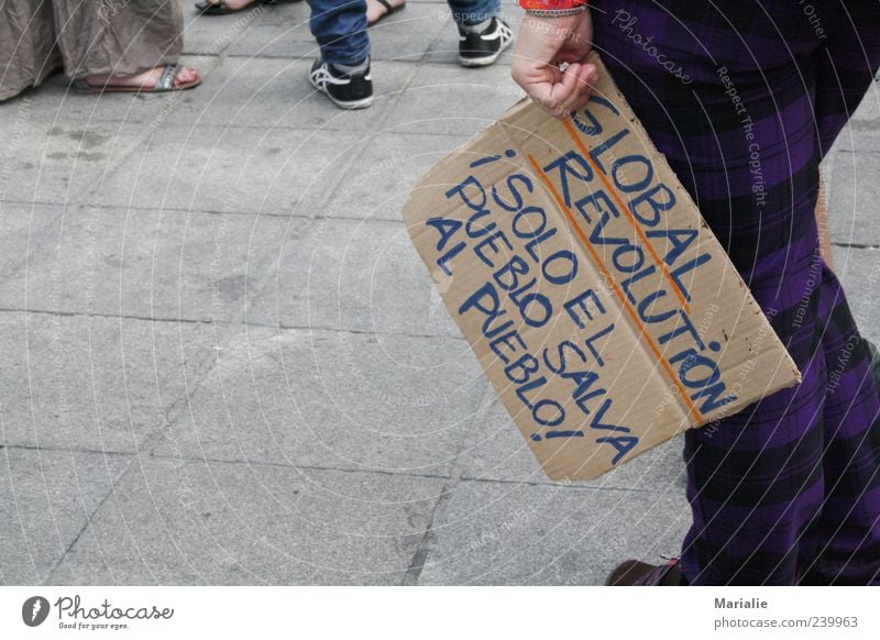 stiller Protest Hand Beine Valencia Spanien Hose Schuhe Schriftzeichen stehen Gefühle Willensstärke Menschlichkeit Hoffnung träumen Traurigkeit Bewegung