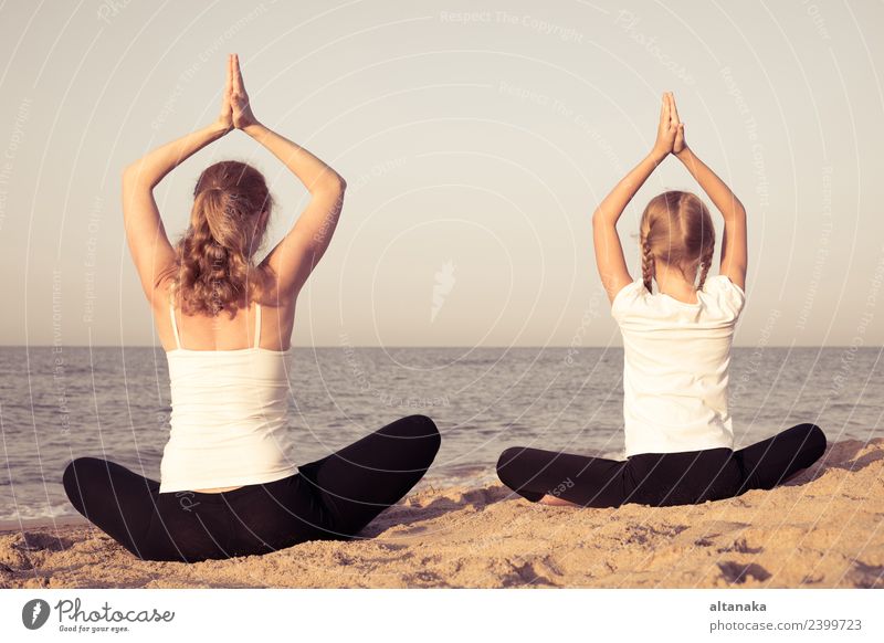 Mutter und Tochter machen Yoga-Übungen am Strand. Lifestyle Freude Glück Körper Wellness harmonisch Erholung Meditation Freizeit & Hobby Camping Sommer Sport
