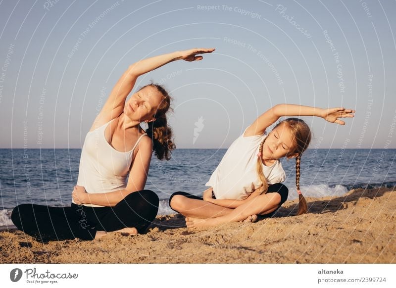 Mutter und Tochter machen Yoga-Übungen am Strand. Lifestyle Freude Glück Körper Wellness harmonisch Erholung Meditation Freizeit & Hobby Camping Sommer Sport