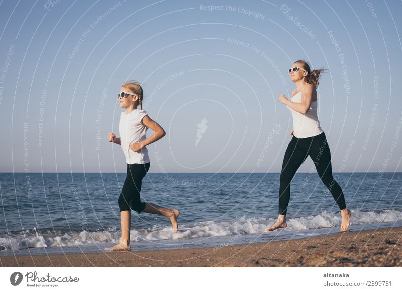 Mutter und Tochter laufen tagsüber am Strand. Lifestyle Freude Glück Körper harmonisch Erholung Freizeit & Hobby Camping Sommer Sport Kind Mensch Frau