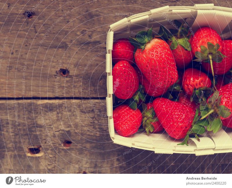 Leckere Erdbeeren im Korb Frucht Dessert Bioprodukte Vegetarische Ernährung Diät Gesunde Ernährung Sommer Natur lecker rot raw red ripe rustic strawberries