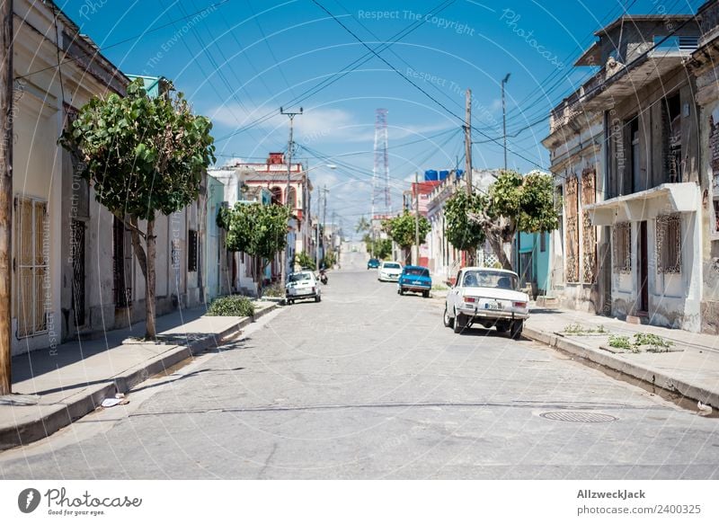 Mittagssonne auf den Straßen von Cienfuegos Kuba Ferien & Urlaub & Reisen Reisefotografie Stadt Menschenleer Oldtimer parken PKW Sommer Blauer Himmel heiß trist