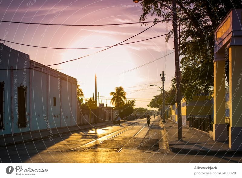Abendsonne auf den Straßen von Cienfuegos Kuba Ferien & Urlaub & Reisen Reisefotografie Stadt Menschenleer Sommer Sonnenuntergang Abenddämmerung Himmel Wolken