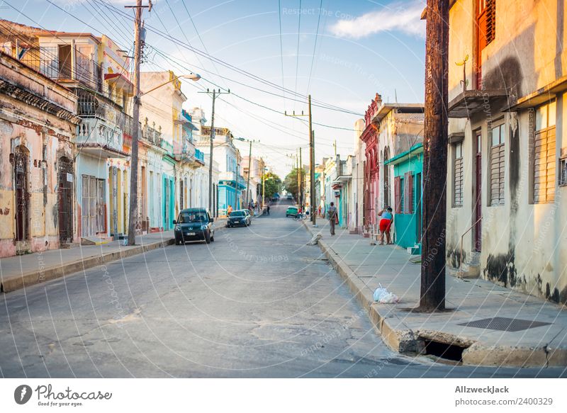 Mittagssonne auf den Straßen von Cienfuegos Kuba Ferien & Urlaub & Reisen Reisefotografie Stadt Menschenleer Oldtimer parken PKW Sommer Blauer Himmel Wolken