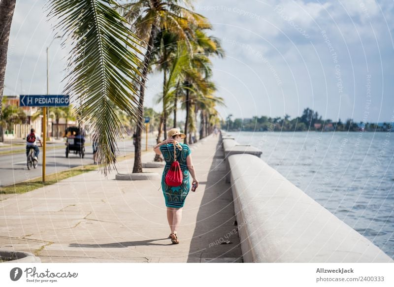 Mittagssonne am Malecón von Cienfuegos Kuba El Malecón Kaimauer Meerwasser Küste Mauer Ferien & Urlaub & Reisen Reisefotografie Straße Stadt 1 Mensch Junge Frau