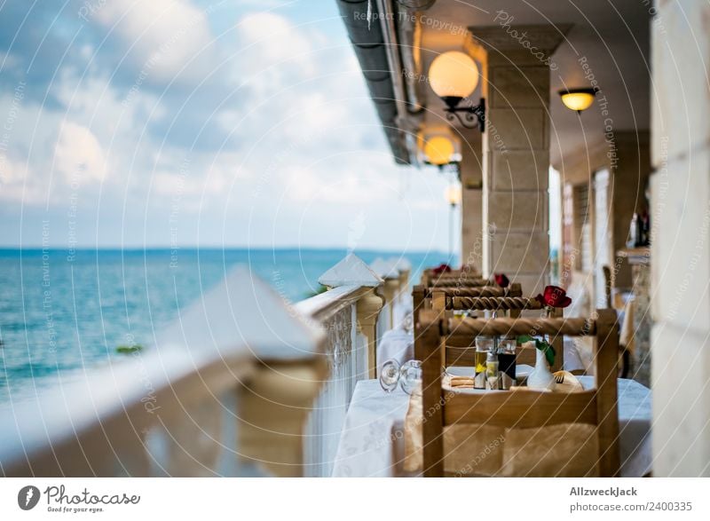 Esstisch mit Blick aufs Meer in Cienfuegos Kuba Ferien & Urlaub & Reisen Reisefotografie Stadt Menschenleer Sommer Blauer Himmel Wolken Wasser Horizont