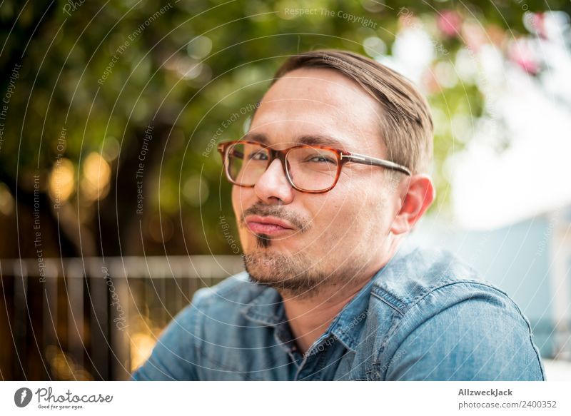 Portrait junger Mann mit Brille Tag Außenaufnahme Porträt 1 Mensch Junger Mann Brillenträger Bart Oberlippenbart Kurzhaarschnitt Blick in die Kamera positiv