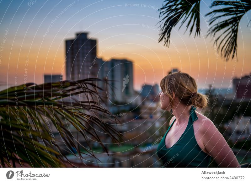 Woman watching the skyline over Havana Kuba Havanna Insel Palme Ferien & Urlaub & Reisen Reisefotografie Sonnenuntergang Sommer Schönes Wetter Penthouse