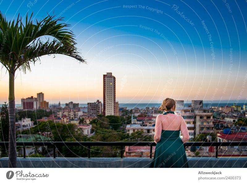 Frau auf Terasse mit Blick über Havanna in Kuba Panorama (Aussicht) Sonnenuntergang Sommer Postkarte Ferien & Urlaub & Reisen Abenddämmerung Skyline Palme Insel