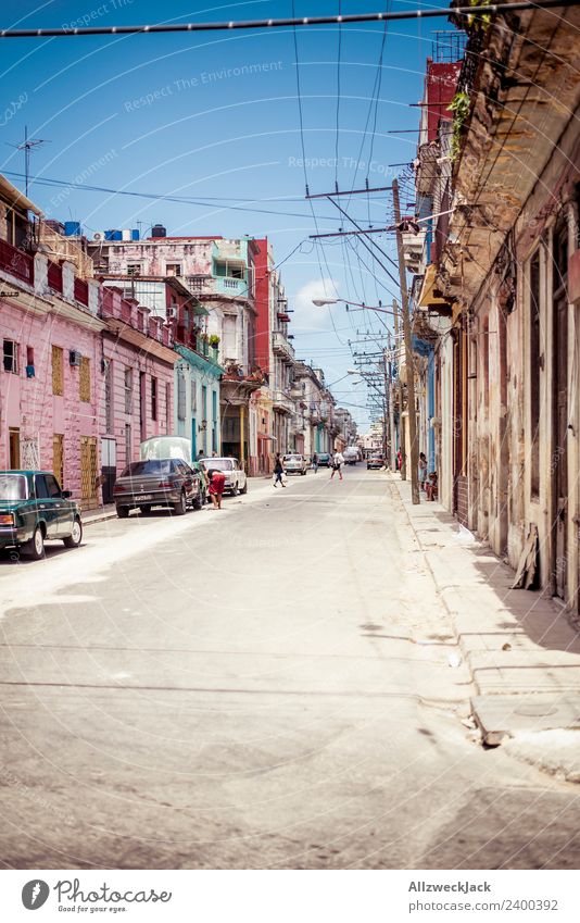 Die Straßen von Havanna Kuba Sozialismus Zeitreise Wohnhaus Sommer Sonne Blauer Himmel parken PKW Ferien & Urlaub & Reisen Reisefotografie Sightseeing Ausflug