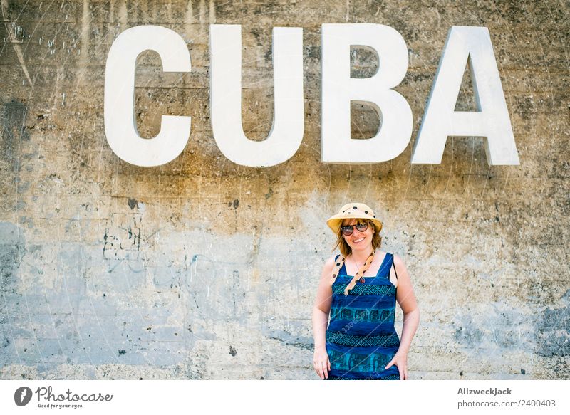 Frau mit blauem Kleid und Hut vor dem Wort CUBA Tag feminin 1 Mensch Junge Frau Mauer Wand Kuba Buchstaben Typographie Schriftzeichen Logo