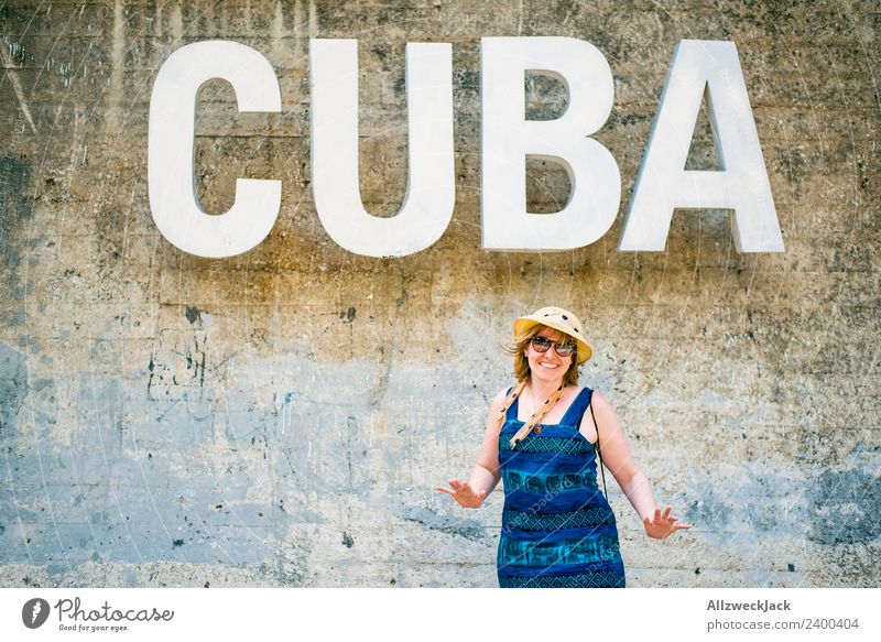 Frau mit blauem Kleid und Hut vor dem Wort CUBA Tag feminin 1 Mensch Junge Frau Mauer Wand Kuba Buchstaben Typographie Schriftzeichen Logo