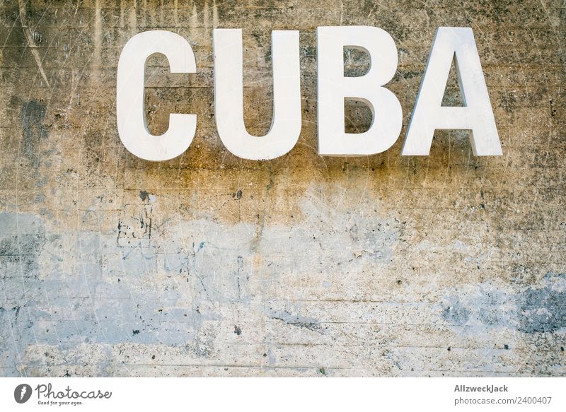 Cuba Schriftzug in Havana Kuba Havanna Schönes Wetter Wolken Sommer Sonne Buchstaben Schriftzeichen Typographie Wand Mauer Reisefotografie