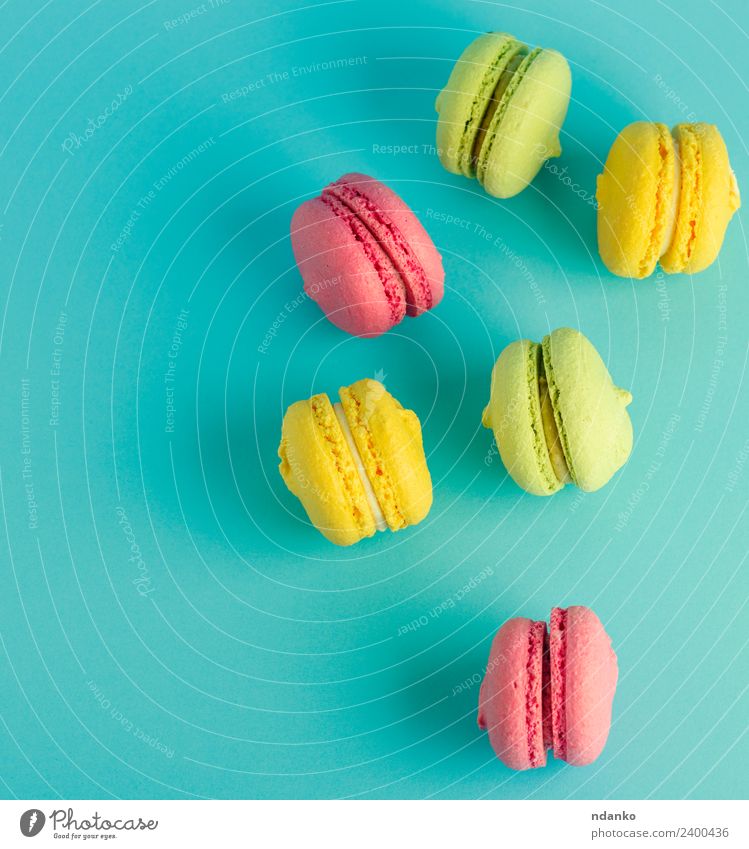 mehrfarbiges Gebäck mit Mandelmehl Dessert Süßwaren Essen hell blau gelb grün rosa Farbe Macaron Pastell Hintergrund Lebensmittel farbenfroh Vanille Französisch