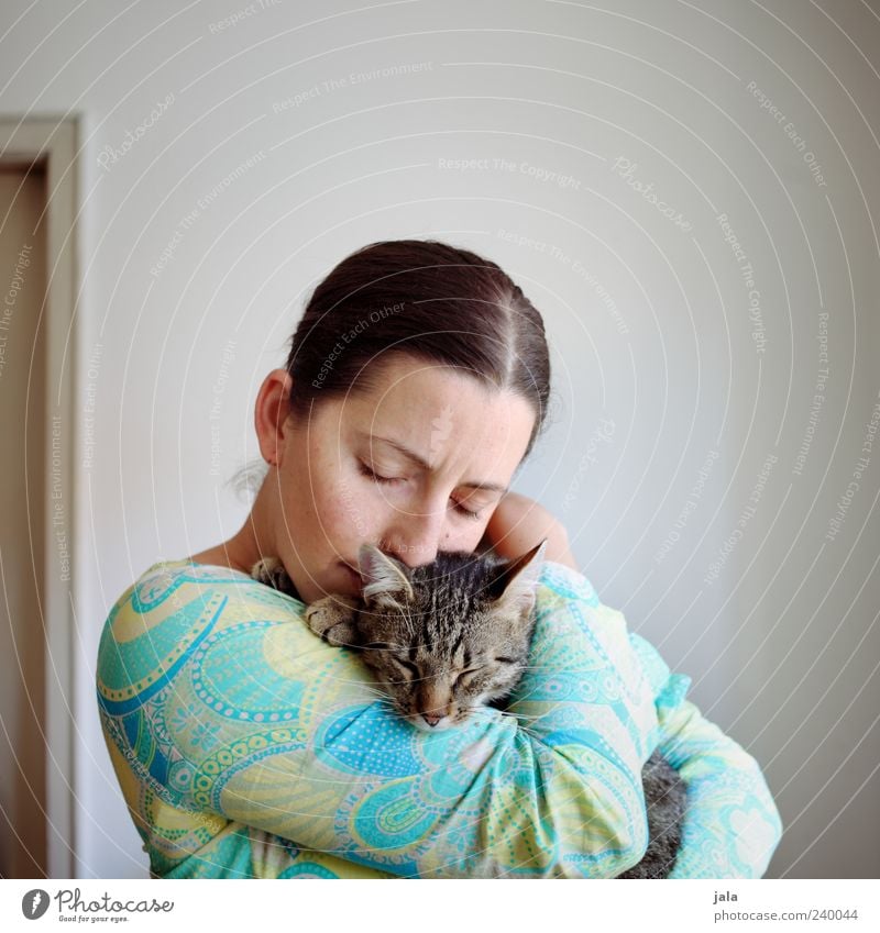luv Mensch feminin Frau Erwachsene 1 30-45 Jahre Tier Haustier Katze Geborgenheit Warmherzigkeit Sympathie Freundschaft Zusammensein Tierliebe Farbfoto
