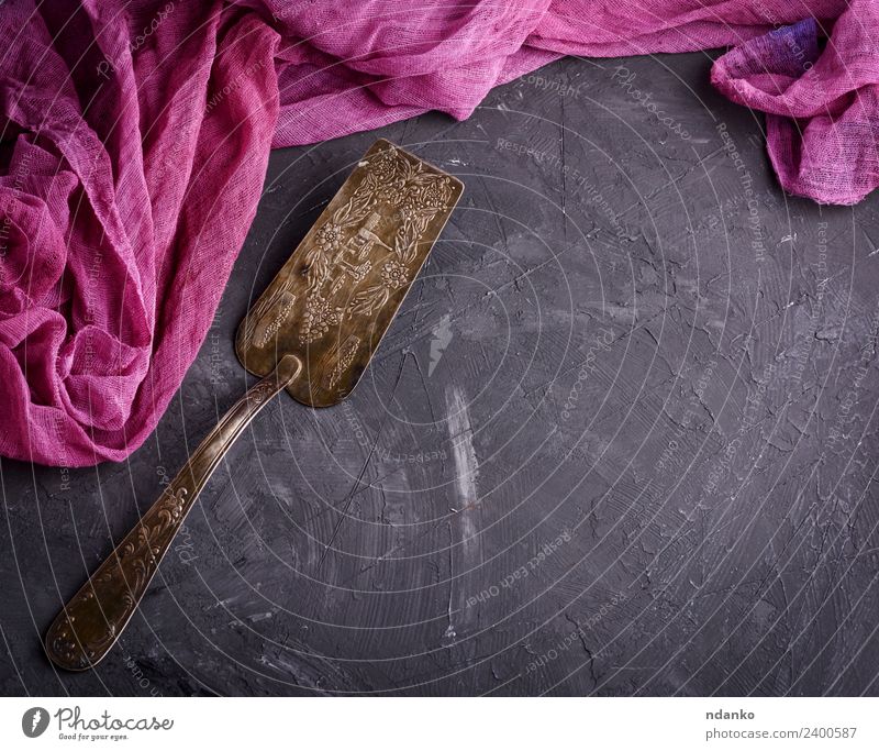 alter Eisenspachtel zum Dessert Besteck Löffel Küche Werkzeug Stahl oben rosa schwarz Kuchen Spachtel Hintergrund Silber Essen zubereiten Küchengeräte
