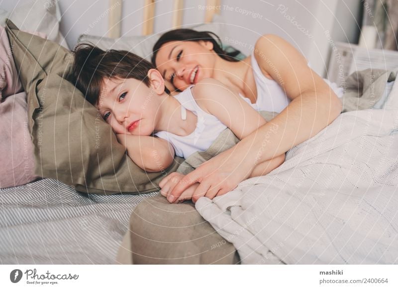 Mutter und Kind Sohn schlafen zusammen im Bett Lifestyle Erholung Schlafzimmer Kleinkind Junge Eltern Erwachsene Familie & Verwandtschaft Kindheit Lächeln Liebe