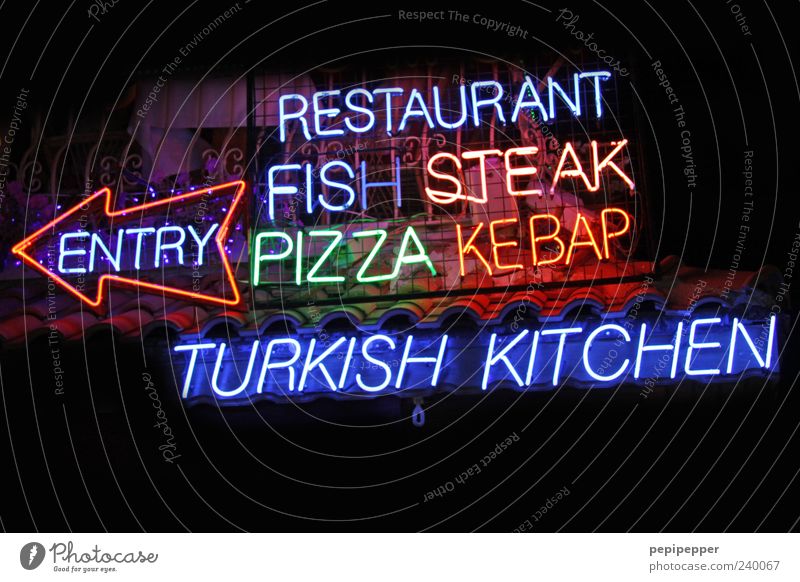 mahlzeit Fisch Ernährung Fastfood Restaurant Schriftzeichen Pfeil leuchten mehrfarbig Außenaufnahme Detailaufnahme Nacht Licht Lichterscheinung