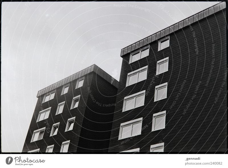 schraeg Haus Hochhaus alt trist Symmetrie analog Fenster umfallen Schwarzweißfoto Außenaufnahme Textfreiraum links Hintergrund neutral Tag Kontrast Silhouette