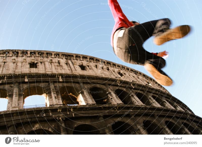 Städte-Hopping Freizeit & Hobby Junger Mann Jugendliche Beine Fuß 1 Mensch Sehenswürdigkeit Wahrzeichen Kolosseum Bewegung springen Italien Rom