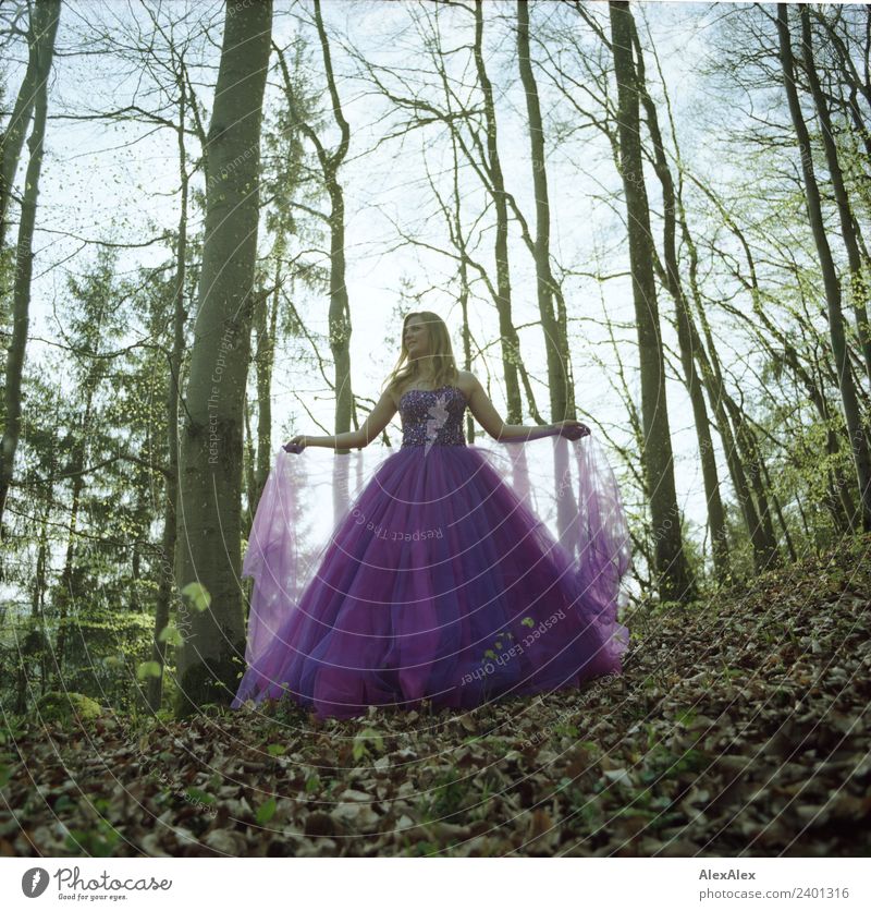analoges Gegenlichtportrait einer großen, schönen, jungen Frau im lila Brautkleid im Wald im Gegenlicht Lifestyle elegant Stil Leben Sommer Junge Frau