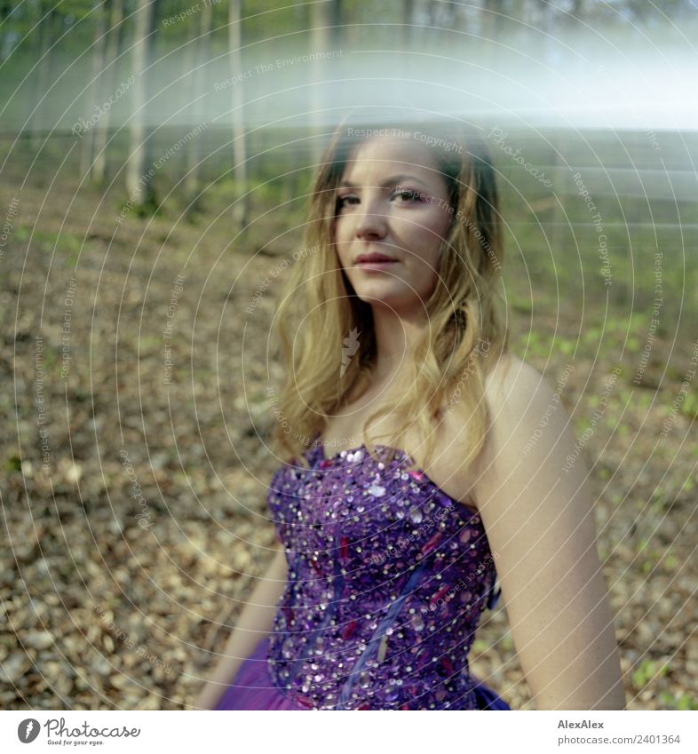 analoges Mittelformatportrait mit Lightleaks einer jungen, schönen Frau in einem lila Brautkleid im Wald elegant Stil Sommer Junge Frau Jugendliche 18-30 Jahre