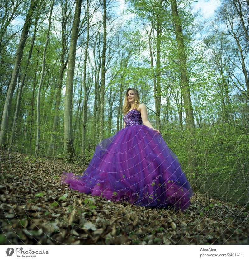 Junge, große Frau im lila/violettem Brautkleid im Wald - analoges Portrait Lifestyle kaufen Reichtum elegant Stil Wohlgefühl Ausflug Junge Frau Jugendliche