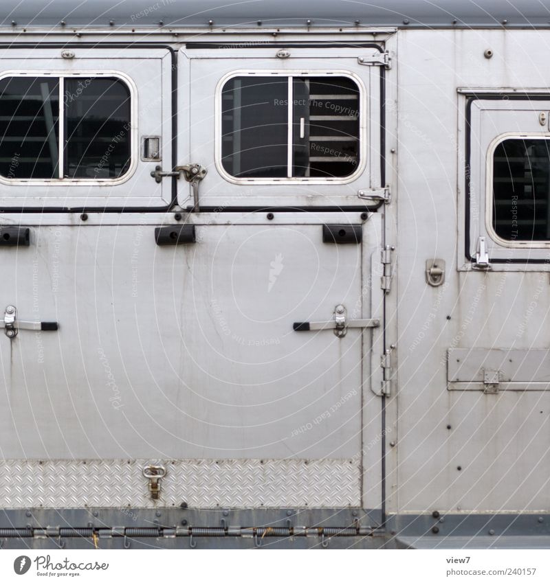prison Verkehr Verkehrsmittel Fahrzeug Lastwagen Anhänger Metall alt authentisch außergewöhnlich einfach groß grau Farbfoto Außenaufnahme Strukturen & Formen