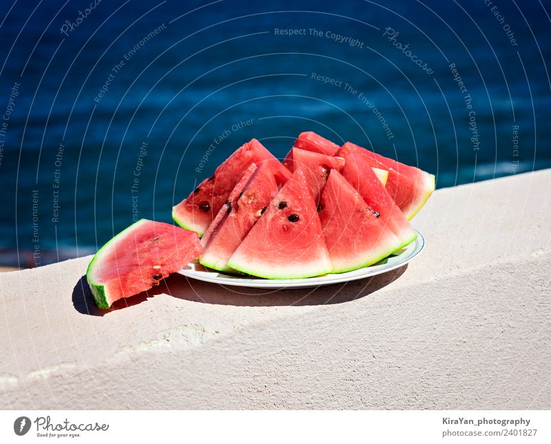 Stücke von reifer Wassermelone, die in Dreiecke geschnitten sind. Frucht Saft Teller Ferien & Urlaub & Reisen Sommer Sonne Strand Meer Essen exotisch frisch