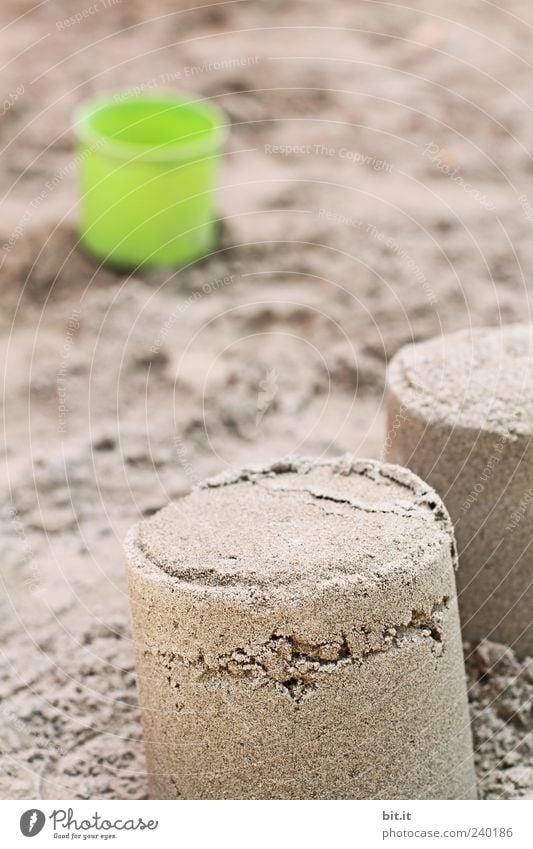 am hiesigen Strand... Spielen Sand natürlich braun Sandkasten Sandburg Sandkuchen Eimer Kinderspiel Spielplatz Spielzeug Kunststoff Außenaufnahme