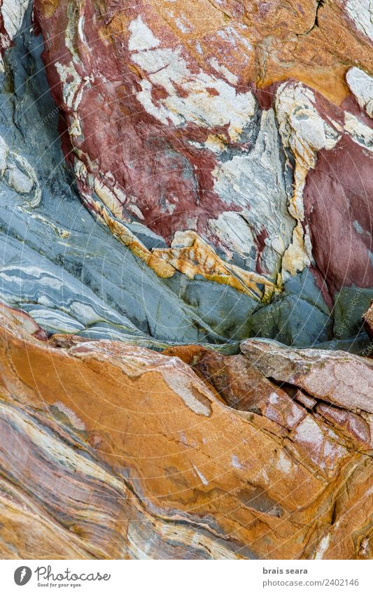 Sedimentäre Gesteinsstruktur Strand Meer Wissenschaften Geologie Geologen Umwelt Natur Erde Felsen Küste Sehenswürdigkeit Stein blau gelb rot Design Farbe Kunst