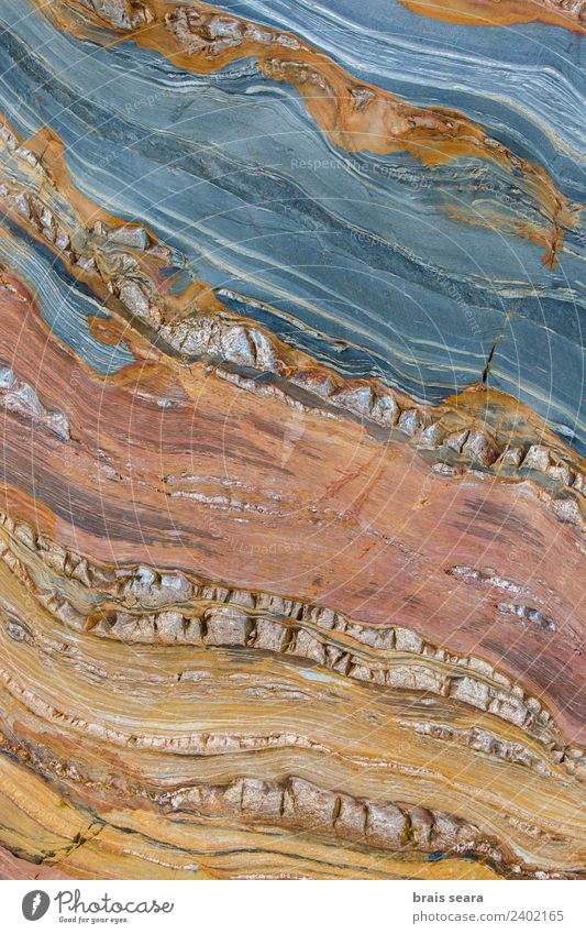 Sedimentäre Gesteinsstruktur Strand Meer Wissenschaften Geografie Geologie Geologen Umwelt Natur Erde Küste Spanien Sehenswürdigkeit Stein blau gelb rot