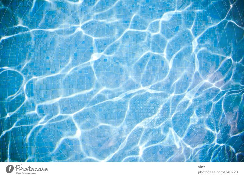 abkühlung Spa Schwimmbad Wasser Sonnenlicht kalt nass blau Farbfoto Außenaufnahme Menschenleer Tag Reflexion & Spiegelung Vogelperspektive Nahaufnahme Bewegung