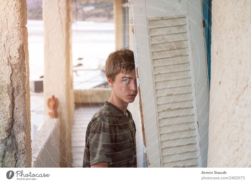Porträt eines jungen Mannes in einer Ruine Lifestyle Stil schön Sinnesorgane Ferien & Urlaub & Reisen Ausflug Abenteuer Sommer Meer Mensch maskulin Junger Mann