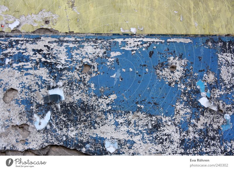 Wand Baustelle Haus Mauer Fassade Stein Beton alt blau gelb grau Farbe Verfall Vergänglichkeit verfallen Farbfoto Außenaufnahme Nahaufnahme Detailaufnahme