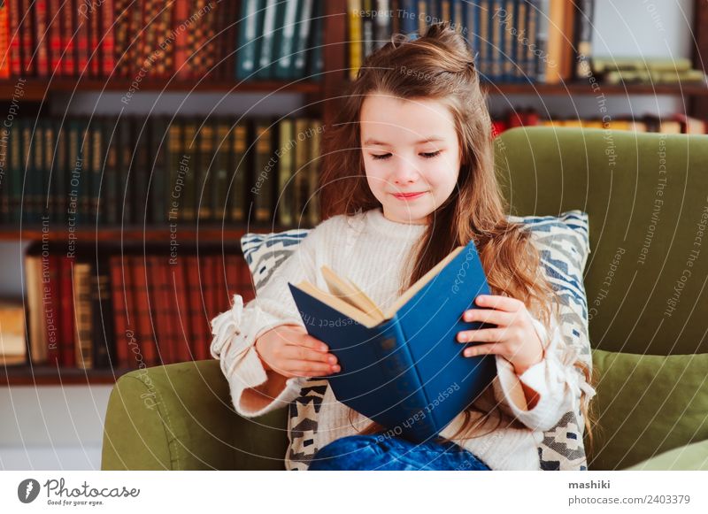 glücklich smart Schulmädchen lesen Bücher Glück Kind Schule Klassenraum Schulkind Kindheit Buch Bibliothek Lächeln klein klug Konzentration Kreativität lernen