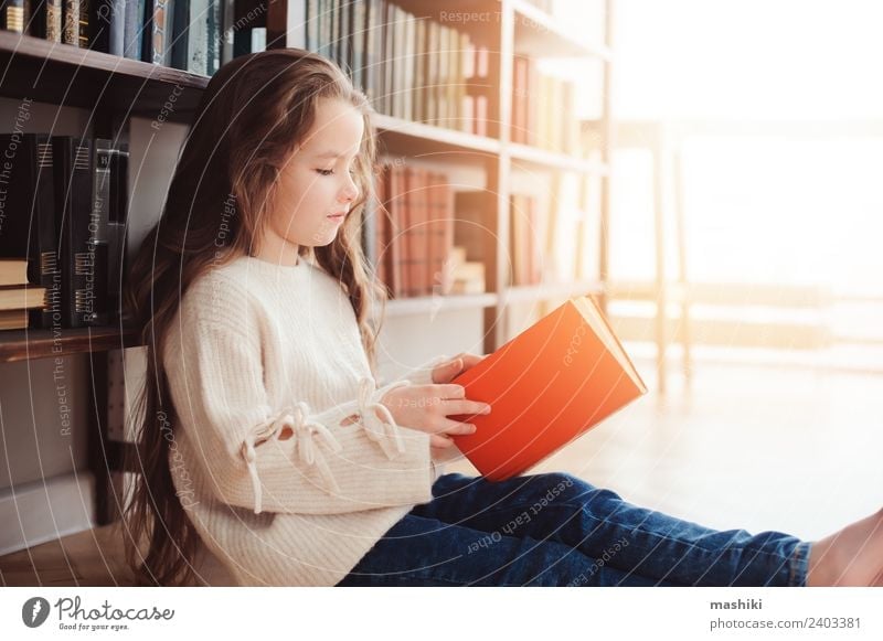 glücklich smart Schulmädchen lesen Bücher Kind Schule Klassenraum Schulkind Kindheit Buch Bibliothek klein klug Konzentration Kreativität lernen Mädchen Bildung