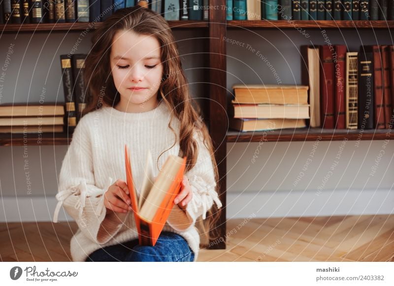 glücklich smart Schulmädchen lesen Bücher Kind Schule Klassenraum Schulkind Kindheit Buch Bibliothek Lächeln klein klug Konzentration Kreativität lernen Mädchen
