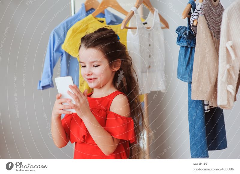 kleines Kind Mädchen macht Selfie kaufen Stil Glück PDA Mode Bekleidung Kleid Sammlung Lächeln hell trendy neu rot Farbe Outfit wählen anhaben Lager Glamour
