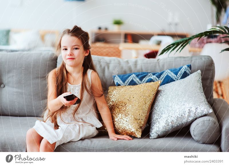 Kind Mädchen beim Fernsehen zu Hause Stil Freude Glück Erholung Wohnzimmer Schule Technik & Technologie beobachten sitzen klein modern Geborgenheit Einsamkeit